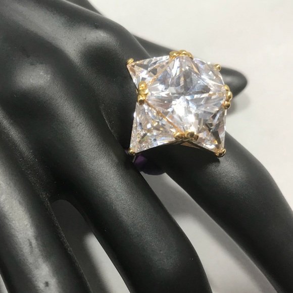 🌟HUGE SALE🌟 Cubic Zirconia cocktail ring NWOT - Picture 4 of 6